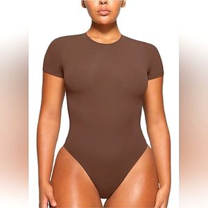 SKIMS TSHIRT SEMI SHEER COCOA BODY SUIT PETITE SIZE XXS NWT🏷